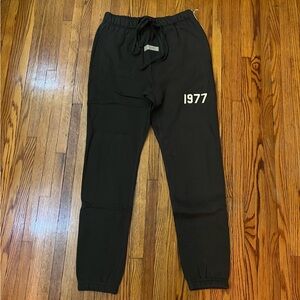 FEAR OF GOD ESSENTIALS SS22 IRON 1977 CUFFED SWEATPANTS